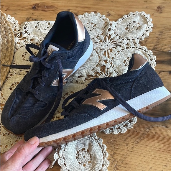 New Balance Blue and Pink Sneakers Athletic Design - Picture 5 of 10